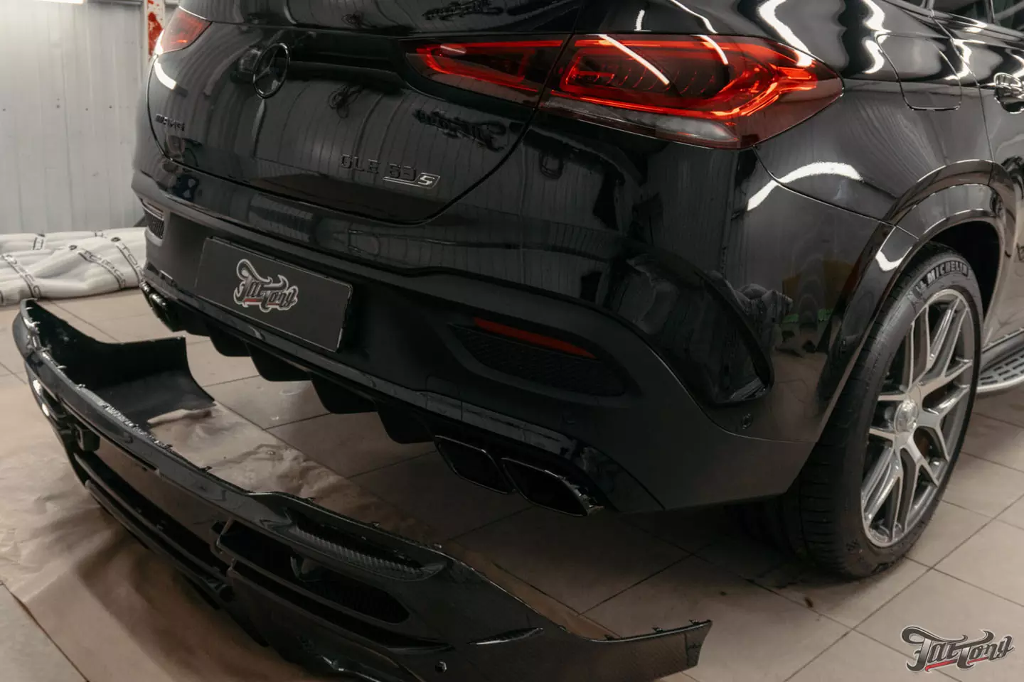 Выкинули BURMESTER 3D из нового Mercedes GLE 63S и установили новую акустическую систему. Выполнили комплексную шумоизоляцию, построили выхлопную систему, установили обвес Larte, оклеили полиуретаном